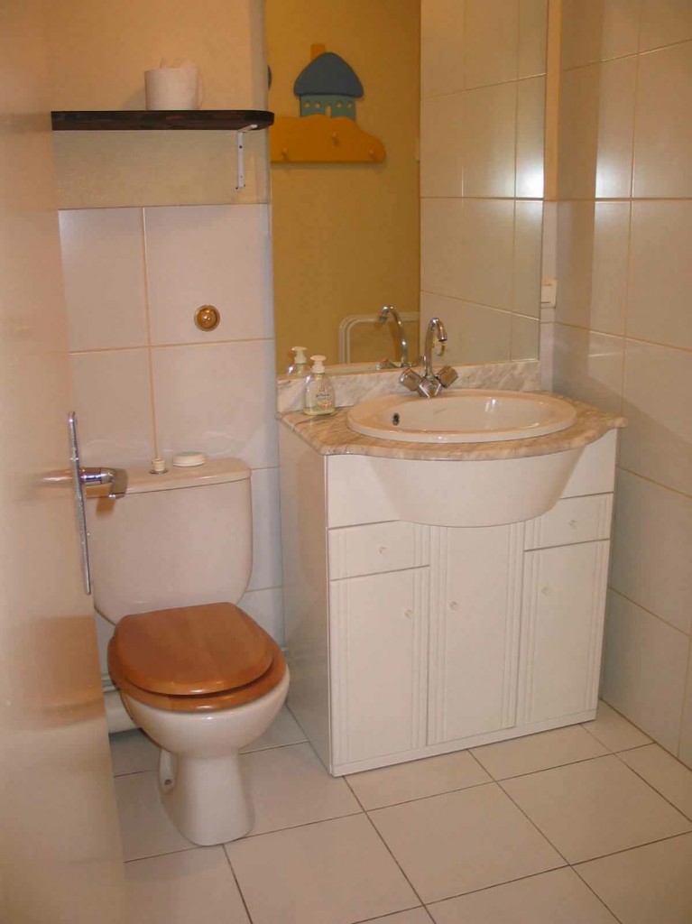 La salle de bain de l'appartement dans le centre de Dinard